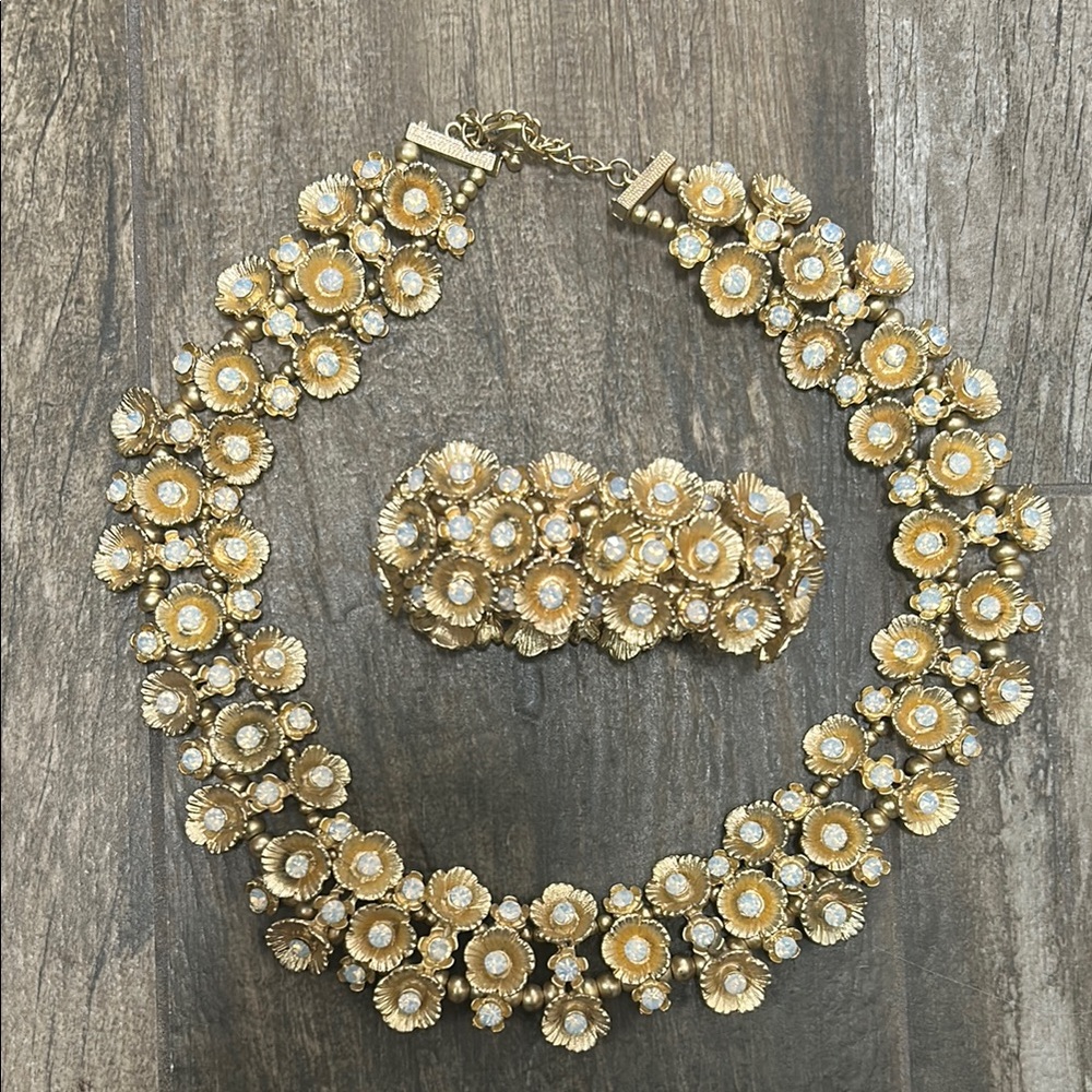 Elegant Gold Floral Necklace and Bracelet Set